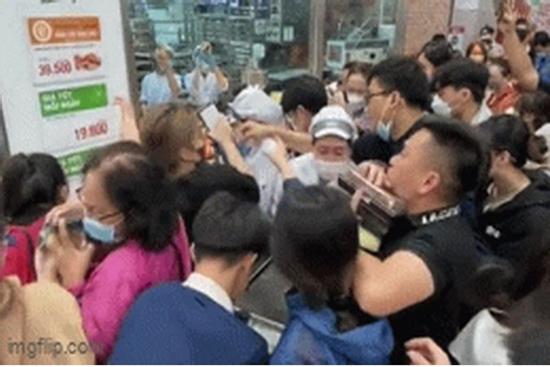 Cửa hàng bánh ra sao sau clip hàng trăm người TPHCM giành giật để được mua?