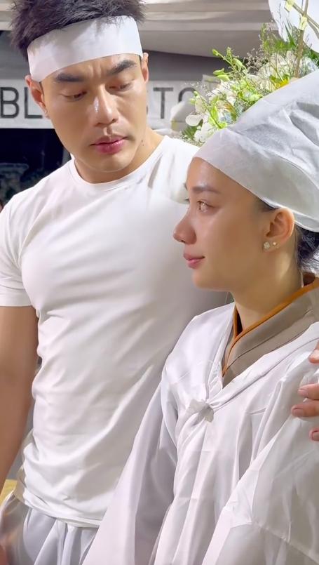 Lê Dương Bảo Lâm tiễn mẹ vợ đêm cuối: Ôm bà xã động viên, các cháu ngây ngô nhìn linh cữu-5