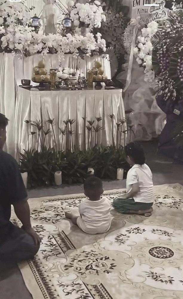 Lê Dương Bảo Lâm tiễn mẹ vợ đêm cuối: Ôm bà xã động viên, các cháu ngây ngô nhìn linh cữu-6