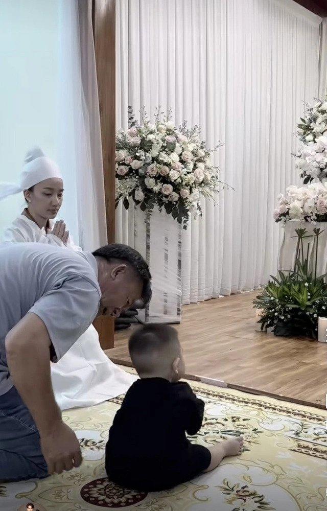 Lê Dương Bảo Lâm tiễn mẹ vợ đêm cuối: Ôm bà xã động viên, các cháu ngây ngô nhìn linh cữu-7