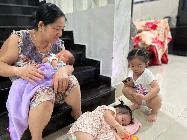 Lê Dương Bảo Lâm tiễn mẹ vợ đêm cuối: Ôm bà xã động viên, các cháu ngây ngô nhìn linh cữu-8