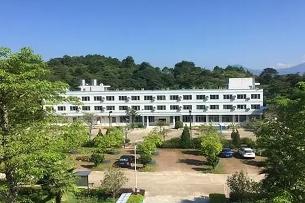 Trường bỏ ổ cắm ngăn chơi điện thoại, sinh viên ở Trung Quốc giận dữ-3