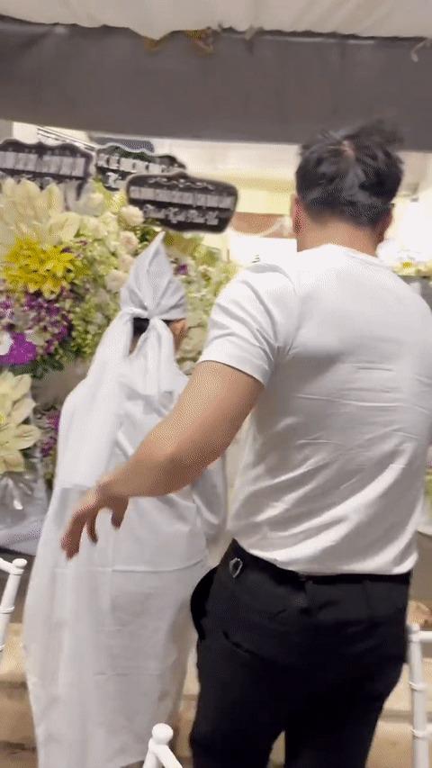 Lê Dương Bảo Lâm tiễn mẹ vợ đêm cuối: Ôm bà xã động viên, các cháu ngây ngô nhìn linh cữu-3