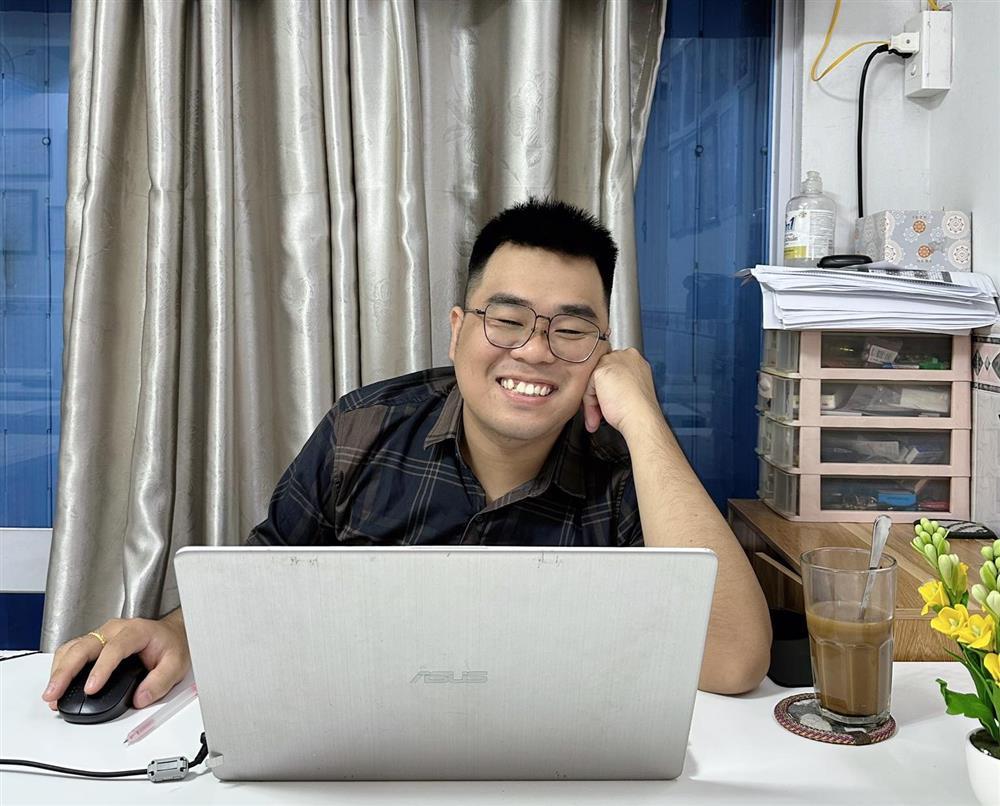 Từ chàng trai khiếm thính đến thầy giáo dạy tiếng Anh có 4 bằng đại học-2