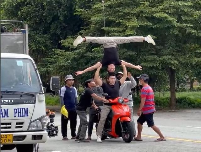 Vợ nghệ sĩ xiếc Quốc Cơ lần đầu lên tiếng về vụ chồng làm xiếc trên xe máy-1