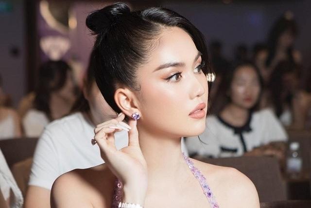 Phía Ngọc Trinh mở lại tài khoản mạng xã hội, xóa clip đứng dang tay trên môtô-2