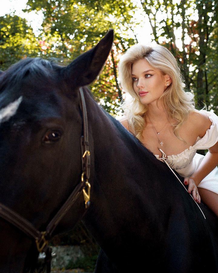 Vẻ đẹp khuôn trăng đầy đặn của Hoa hậu Nga ở tuổi 23 thu hút triệu người yêu thích-1