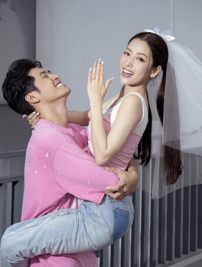 Khách mời đầu tiên hé lộ chi tiết thiệp cưới ấn tượng của Puka - Gin Tuấn Kiệt, thời gian hôn lễ đã được ấn định rõ ràng!-1