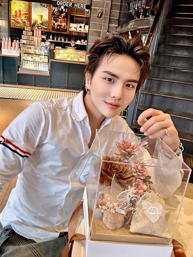 Khách mời đầu tiên hé lộ chi tiết thiệp cưới ấn tượng của Puka - Gin Tuấn Kiệt, thời gian hôn lễ đã được ấn định rõ ràng!-2
