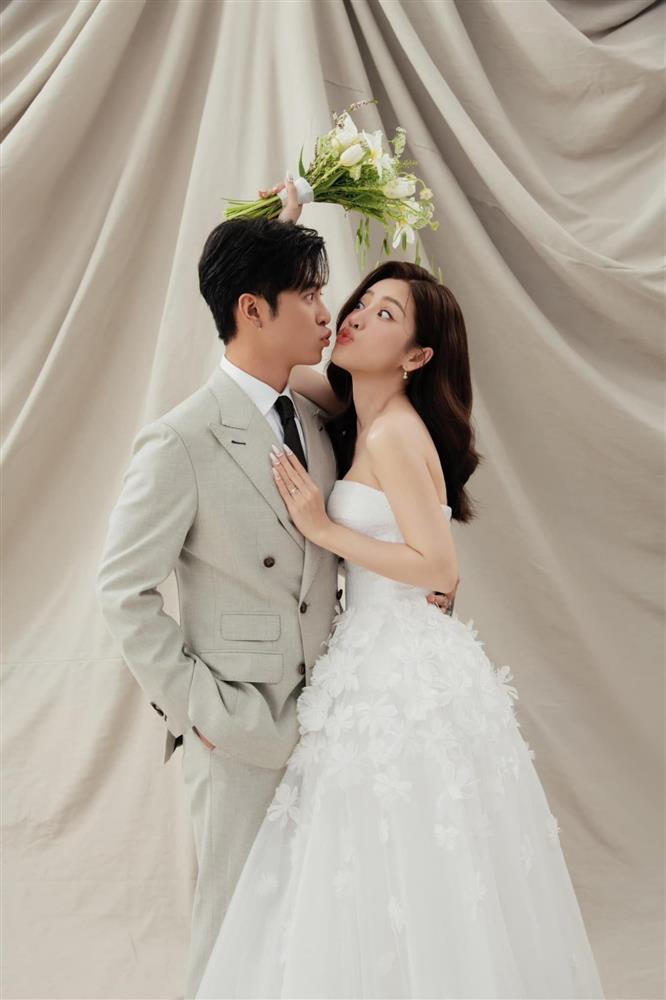 Khách mời đầu tiên hé lộ chi tiết thiệp cưới ấn tượng của Puka - Gin Tuấn Kiệt, thời gian hôn lễ đã được ấn định rõ ràng!-5