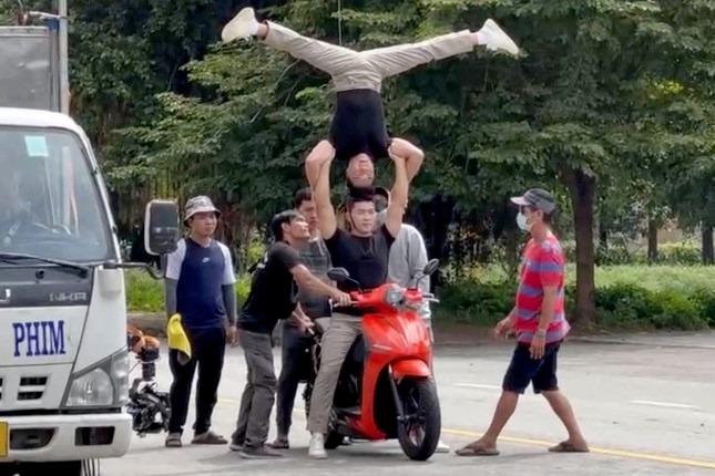 Quốc Cơ, Quốc Nghiệp chồng đầu đi xe: Chưa đủ cơ sở xử lý theo Luật Quảng cáo-1