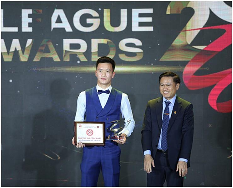 Tay chơi mới nổi trong làng cầu thủ Việt: Tậu xế sang hơn 11 tỷ, đồng hồ gần 2 tỷ-1