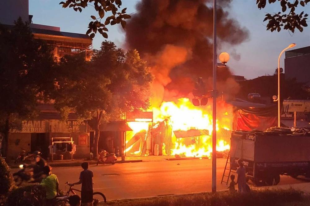 Cháy cơ sở thu mua phế liệu ở Hà Nội, 3 mẹ con tử vong-1