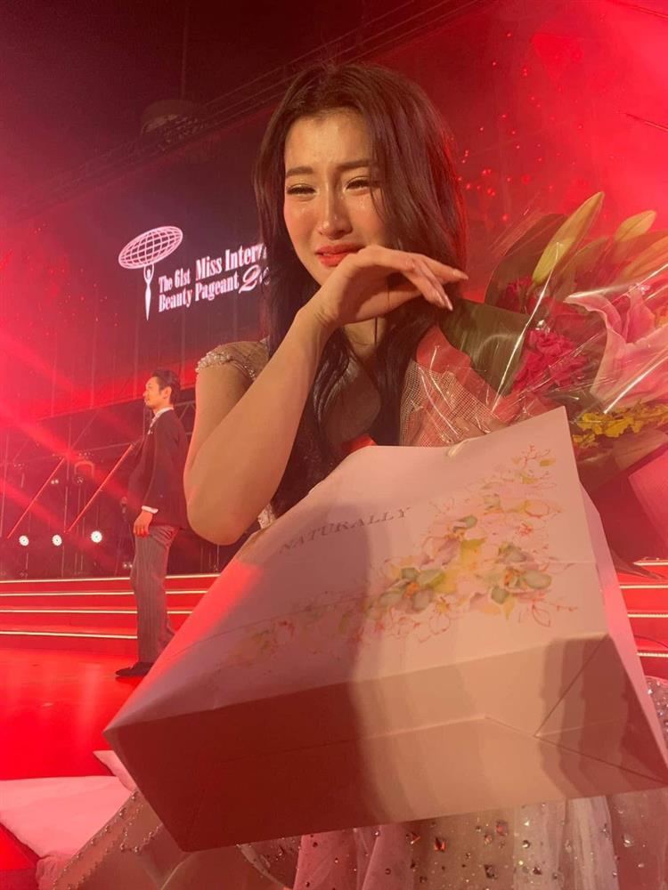 Phương Nhi khóc nức nở khi trượt top 7 Miss International 2023-2