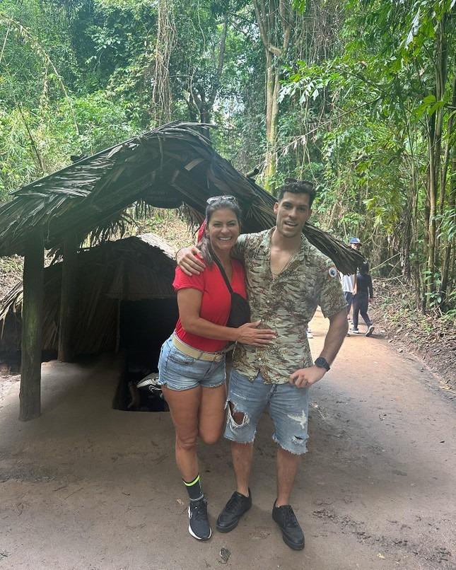 Đến Việt Nam cổ vũ người yêu, bạn trai Hoa hậu Hòa bình du lịch miền Tây, tới địa đạo Củ Chi-1