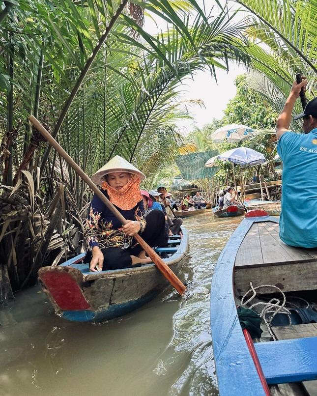 Đến Việt Nam cổ vũ người yêu, bạn trai Hoa hậu Hòa bình du lịch miền Tây, tới địa đạo Củ Chi-5