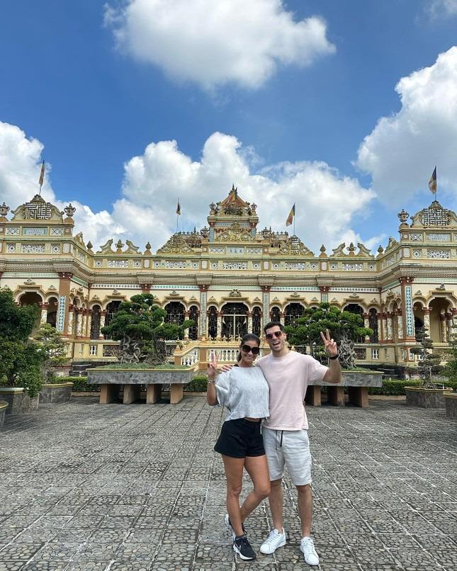 Đến Việt Nam cổ vũ người yêu, bạn trai Hoa hậu Hòa bình du lịch miền Tây, tới địa đạo Củ Chi-7