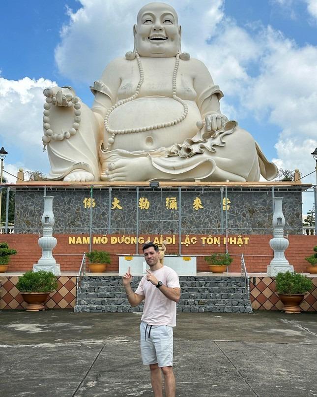 Đến Việt Nam cổ vũ người yêu, bạn trai Hoa hậu Hòa bình du lịch miền Tây, tới địa đạo Củ Chi-8