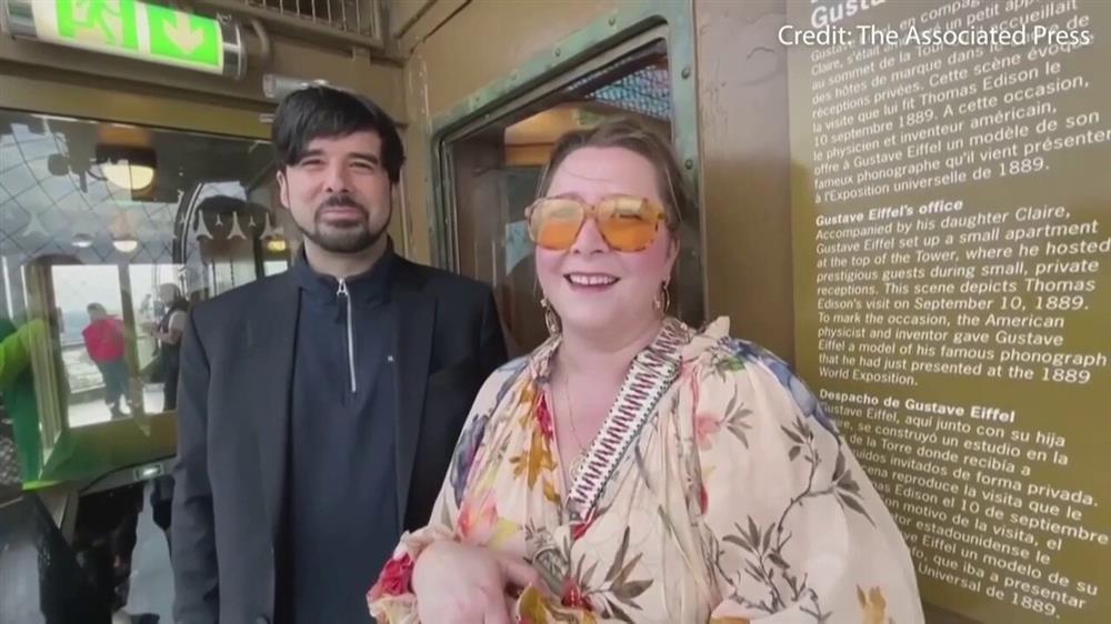 Bị mắc kẹt trên tháp Eiffel cùng bạn gái, nam du khách tranh thủ cầu hôn-1