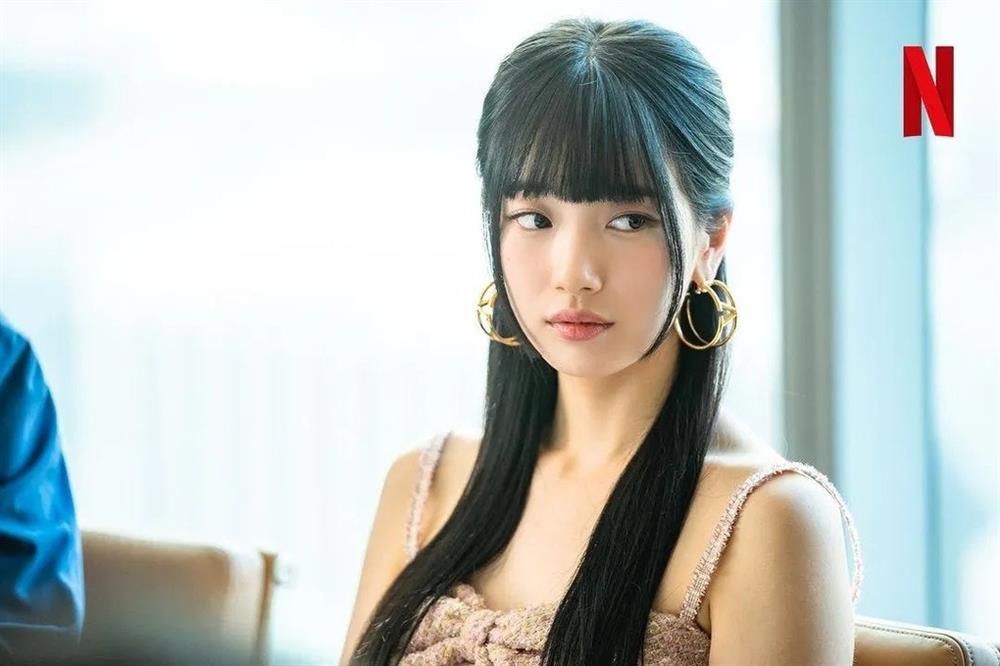 Suzy ăn mặc vừa gợi cảm, vừa cá tính trong phim Doona-1