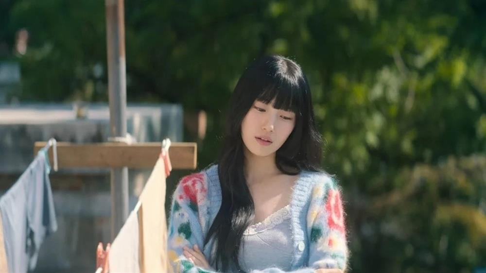 Suzy ăn mặc vừa gợi cảm, vừa cá tính trong phim Doona-11