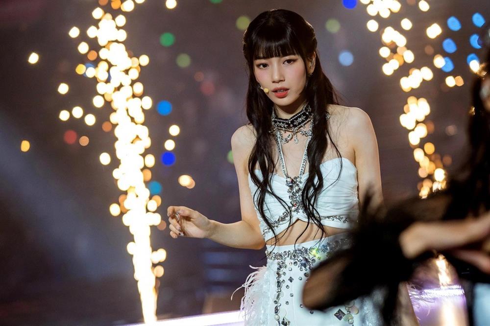 Suzy ăn mặc vừa gợi cảm, vừa cá tính trong phim Doona-4