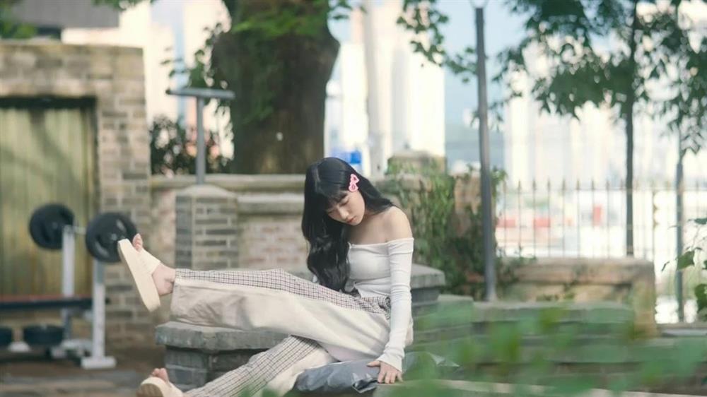 Suzy ăn mặc vừa gợi cảm, vừa cá tính trong phim Doona-5