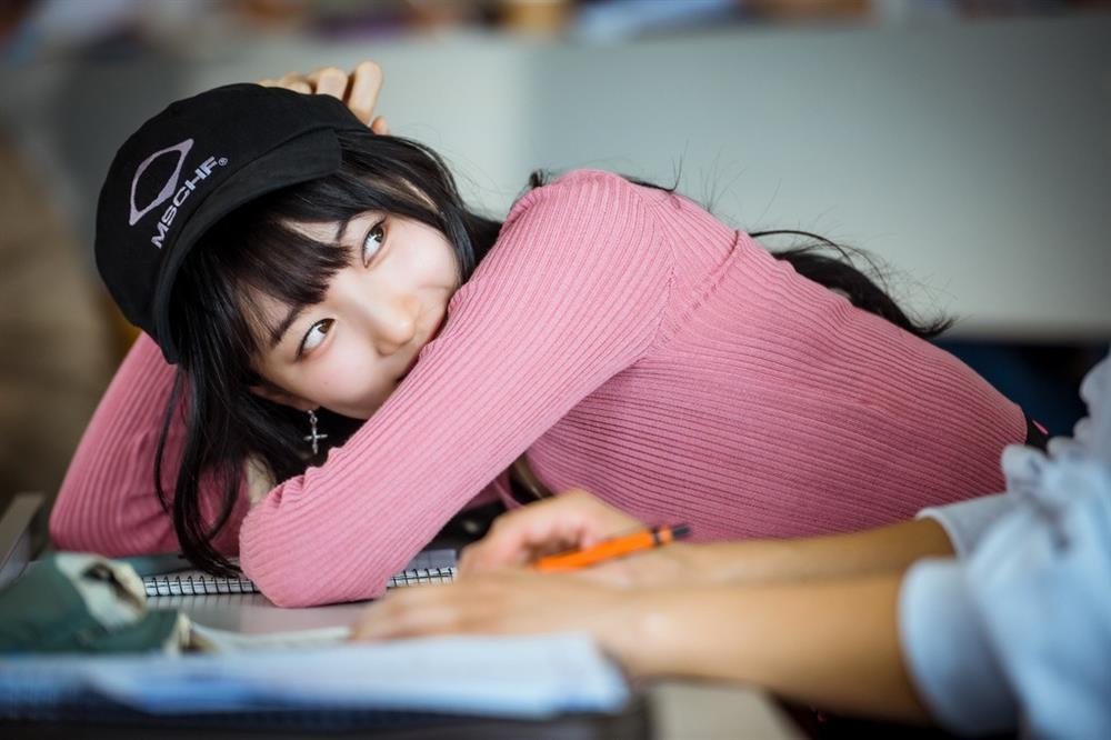 Suzy ăn mặc vừa gợi cảm, vừa cá tính trong phim Doona-8