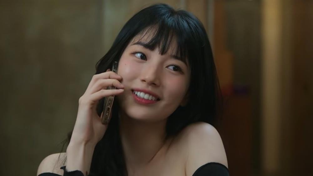 Suzy ăn mặc vừa gợi cảm, vừa cá tính trong phim Doona-9