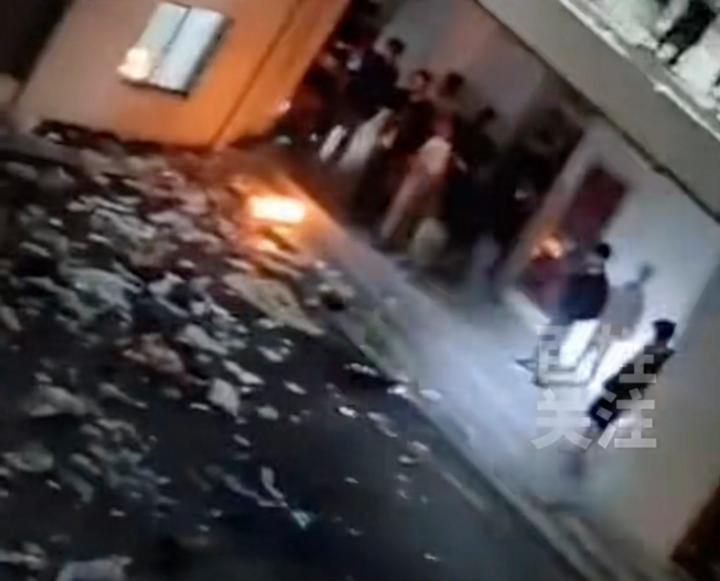 Trường bỏ ổ cắm ngăn chơi điện thoại, sinh viên ở Trung Quốc giận dữ-1