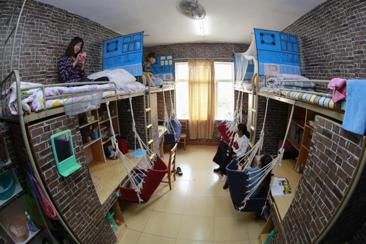 Trường bỏ ổ cắm ngăn chơi điện thoại, sinh viên ở Trung Quốc giận dữ-2