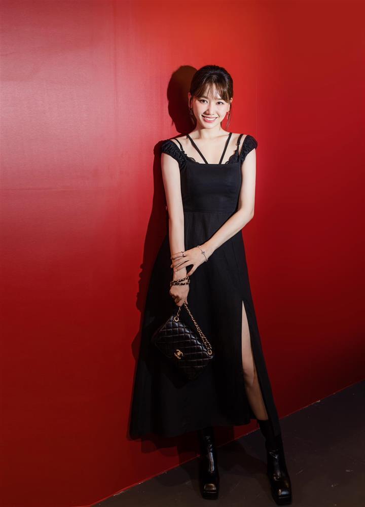 Hari Won cố tình mặc váy lộ dây áo con, tưởng mắc lỗi nhưng quyến rũ bất ngờ-1