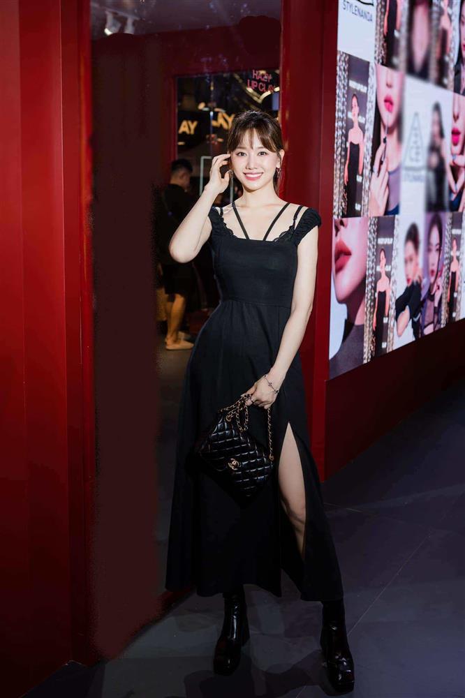 Hari Won cố tình mặc váy lộ dây áo con, tưởng mắc lỗi nhưng quyến rũ bất ngờ-2