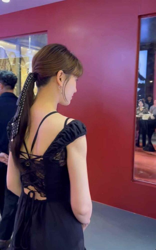 Hari Won cố tình mặc váy lộ dây áo con, tưởng mắc lỗi nhưng quyến rũ bất ngờ-4