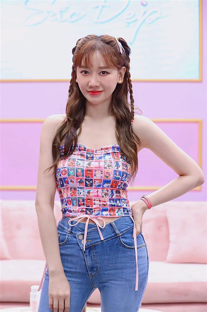 Hari Won cố tình mặc váy lộ dây áo con, tưởng mắc lỗi nhưng quyến rũ bất ngờ-7