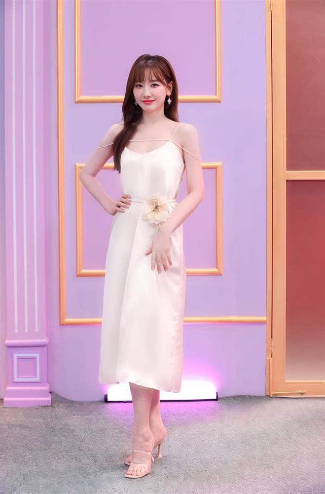 Hari Won diện váy xuyên thấu, hát nhạc phim tặng Chi Pu - Lan Ngọc trong  buổi ra mắt phim