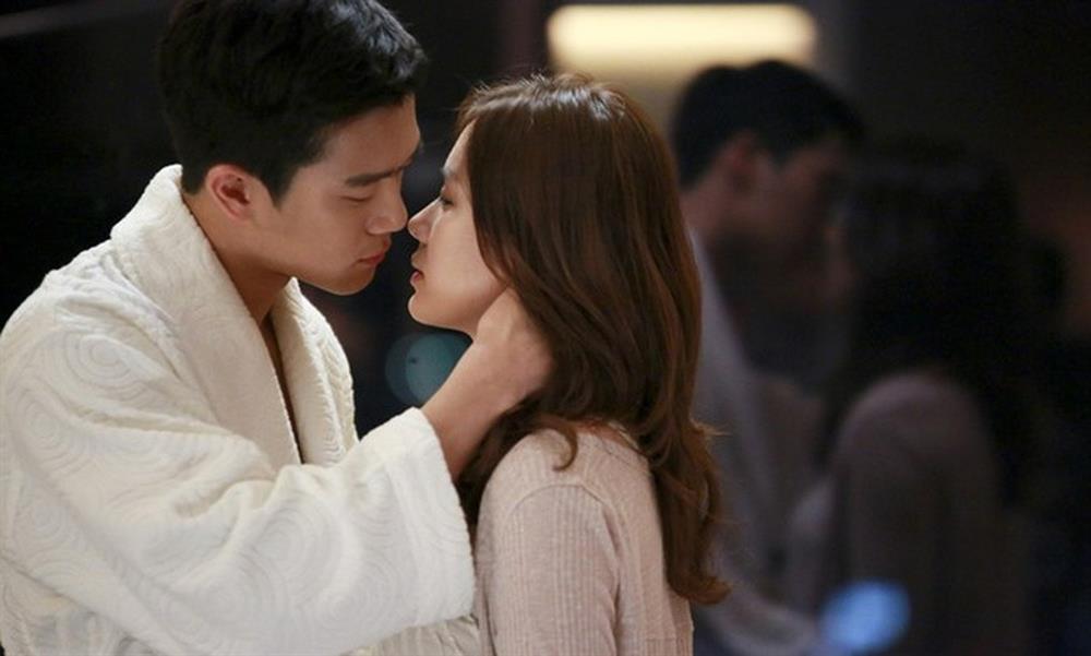 Tôi đi du học 2 năm, chị họ và bạn trai ở nhà tổ chức đám cưới-1