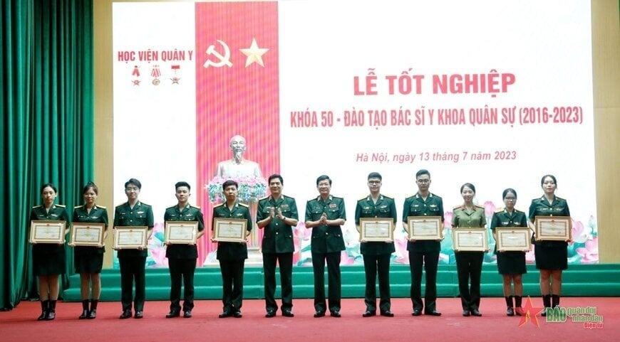Bảng thành tích đáng nể của chàng thủ khoa tốt nghiệp Học viện Quân y-2