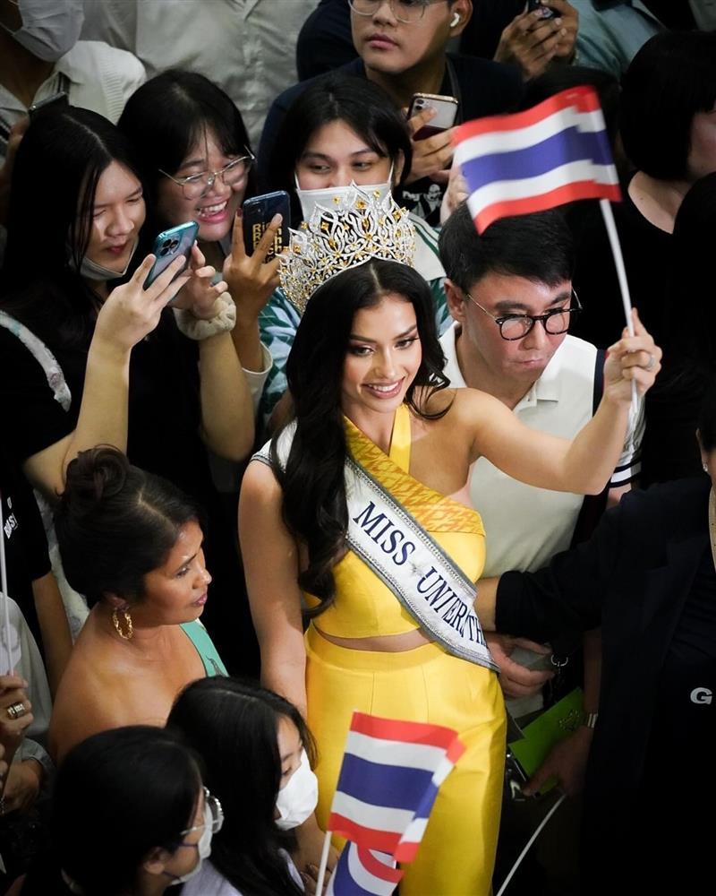 Hàng nghìn người ra sân bay tiễn người đẹp Thái Lan đi thi Hoa hậu Hoàn vũ-1