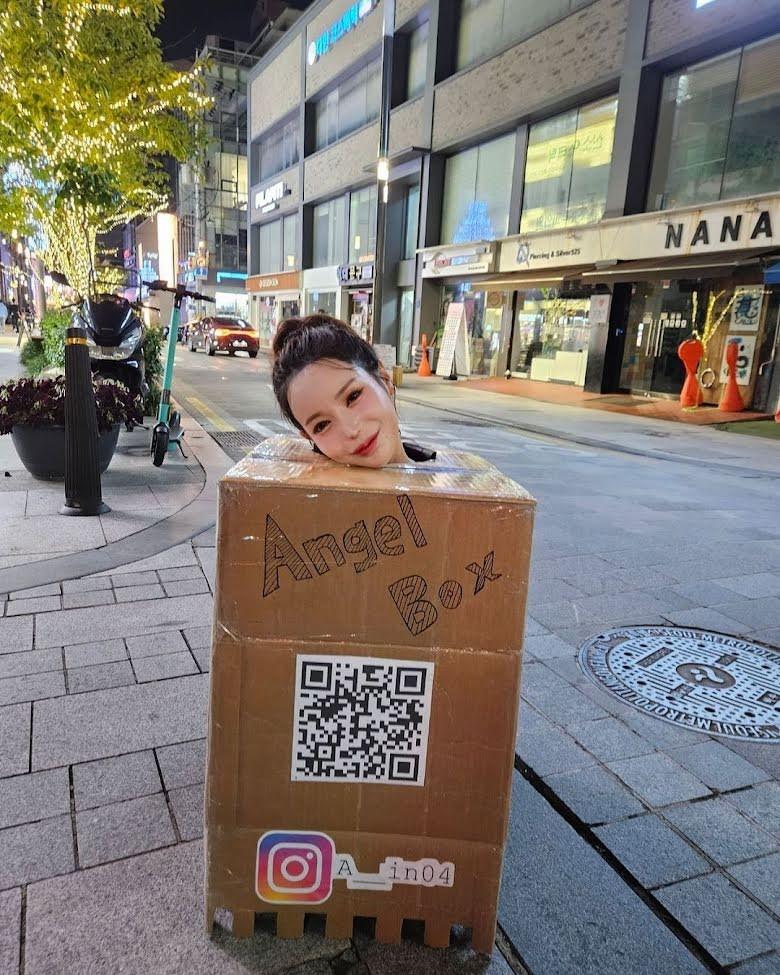 Giữa lúc bị điều tra, người mẫu yêu cầu đàn ông sờ ngực trên phố lại gây tranh cãi-1