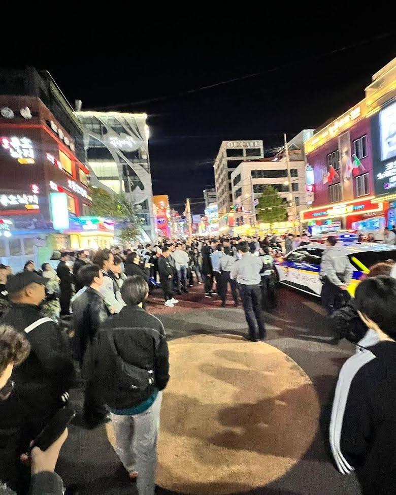 Giữa lúc bị điều tra, người mẫu yêu cầu đàn ông sờ ngực trên phố lại gây tranh cãi-3