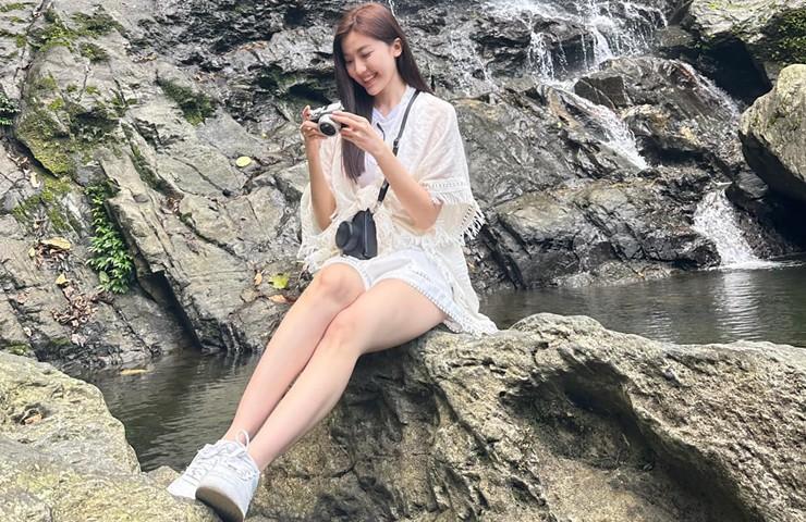 Lên rừng tắm suối, Lương Thanh chẳng cần bikini vẫn gây sốt MXH-1