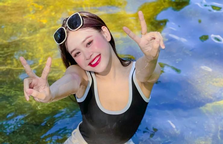 Lên rừng tắm suối, Lương Thanh chẳng cần bikini vẫn gây sốt MXH-3