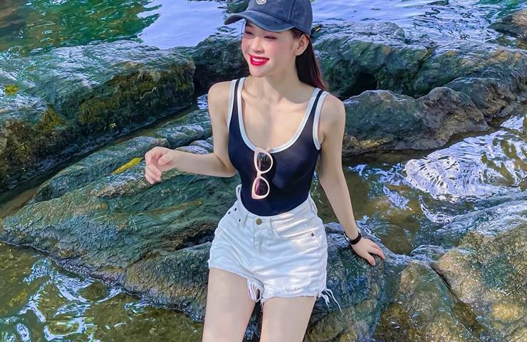 Lên rừng tắm suối, Lương Thanh chẳng cần bikini vẫn gây sốt MXH-4