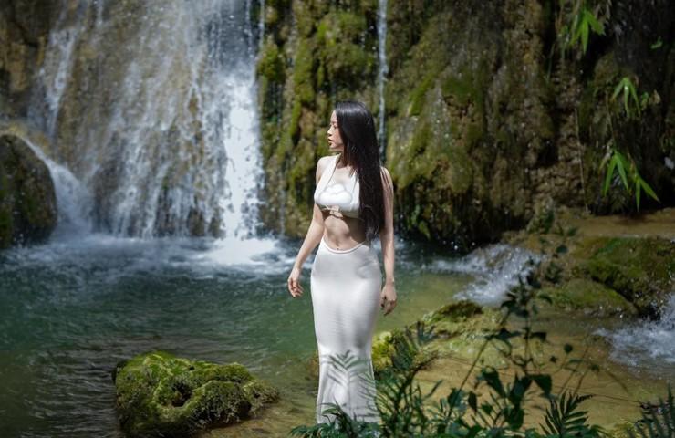 Lên rừng tắm suối, Lương Thanh chẳng cần bikini vẫn gây sốt MXH-6