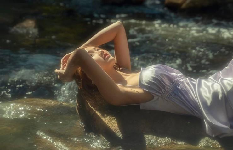 Lên rừng tắm suối, Lương Thanh chẳng cần bikini vẫn gây sốt MXH-10