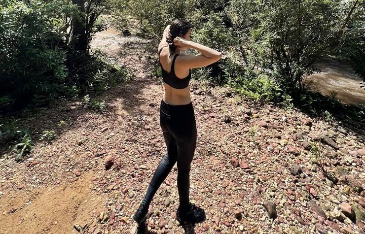 Lên rừng tắm suối, Lương Thanh chẳng cần bikini vẫn gây sốt MXH-12