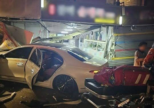 Nam ca sĩ để vợ cầm lái Mercedes-Benz gây tai nạn giao thông khiến 10 người bị thương-1