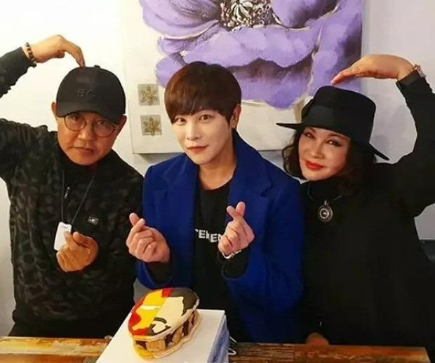 Nam ca sĩ để vợ cầm lái Mercedes-Benz gây tai nạn giao thông khiến 10 người bị thương-2