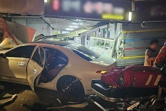 Nam ca sĩ để vợ cầm lái Mercedes-Benz gây tai nạn giao thông khiến 10 người bị thương